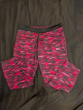 Nike Womens Pink Camo Performance 3/4 Leggings NWOT